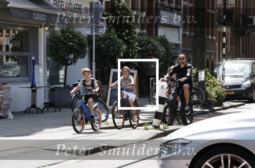 Amsterdam 28 mei 2020
Johnny Heitinga met zijn kinderen Jezebel en Lennox op de fiets in Amsterdam zuid