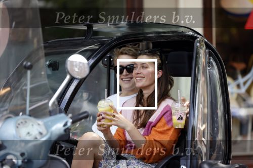 Amsterdam 26 mei 2020
Julian Vahle en zijn vriendin Chelsey Weimar in hun Biro karretje