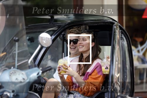 Amsterdam 26 mei 2020
Julian Vahle en zijn vriendin Chelsey Weimar in hun Biro karretje