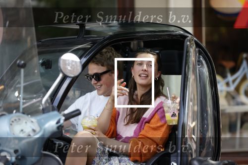 Amsterdam 26 mei 2020
Julian Vahle en zijn vriendin Chelsey Weimar in hun Biro karretje