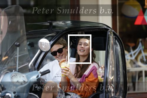 Amsterdam 26 mei 2020
Julian Vahle en zijn vriendin Chelsey Weimar in hun Biro karretje