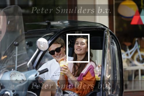 Amsterdam 26 mei 2020
Julian Vahle en zijn vriendin Chelsey Weimar in hun Biro karretje