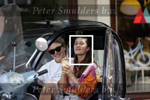 Amsterdam 26 mei 2020
Julian Vahle en zijn vriendin Chelsey Weimar in hun Biro karretje
