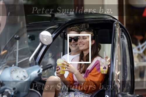 Amsterdam 26 mei 2020
Julian Vahle en zijn vriendin Chelsey Weimar in hun Biro karretje