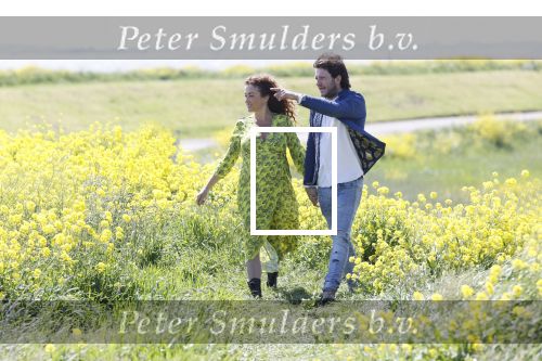 Uitdam 4 mei 2020
Katja Schuurman ( zwanger) en haar man op de dijk bij Uitdam.