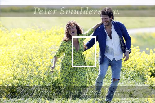 Uitdam 4 mei 2020
Katja Schuurman ( zwanger) en haar man op de dijk bij Uitdam.