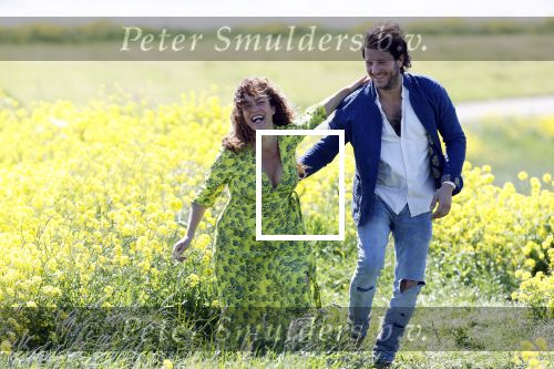 Uitdam 4 mei 2020
Katja Schuurman ( zwanger) en haar man op de dijk bij Uitdam.