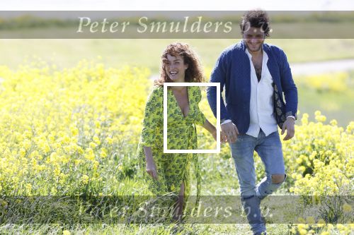Uitdam 4 mei 2020
Katja Schuurman ( zwanger) en haar man op de dijk bij Uitdam.