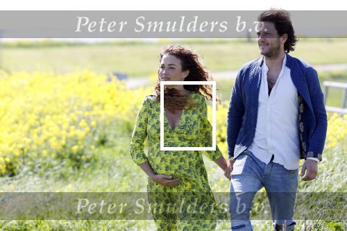 Uitdam 4 mei 2020
Katja Schuurman ( zwanger) en haar man op de dijk bij Uitdam.