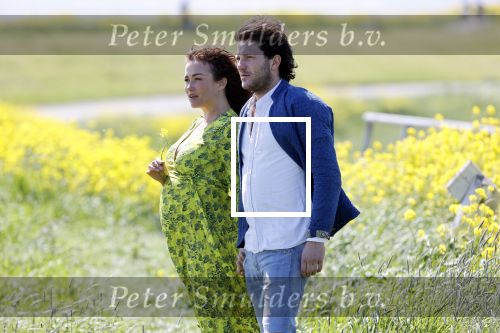 Uitdam 4 mei 2020
Katja Schuurman ( zwanger) en haar man op de dijk bij Uitdam.