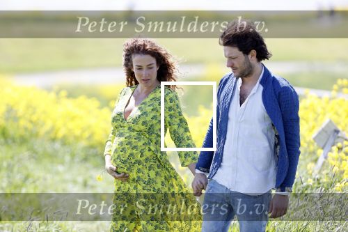 Uitdam 4 mei 2020
Katja Schuurman ( zwanger) en haar man op de dijk bij Uitdam.