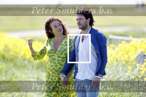 Uitdam 4 mei 2020
Katja Schuurman ( zwanger) en haar man op de dijk bij Uitdam.