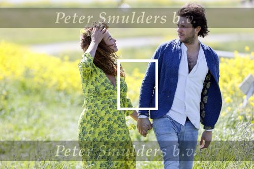 Uitdam 4 mei 2020
Katja Schuurman ( zwanger) en haar man op de dijk bij Uitdam.