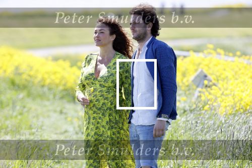 Uitdam 4 mei 2020
Katja Schuurman ( zwanger) en haar man op de dijk bij Uitdam.