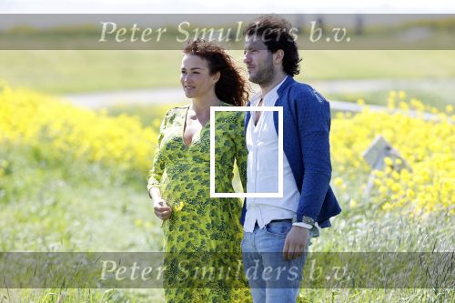 Uitdam 4 mei 2020
Katja Schuurman ( zwanger) en haar man op de dijk bij Uitdam.