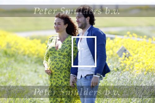 Uitdam 4 mei 2020
Katja Schuurman ( zwanger) en haar man op de dijk bij Uitdam.