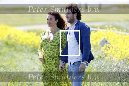 Uitdam 4 mei 2020
Katja Schuurman ( zwanger) en haar man op de dijk bij Uitdam.