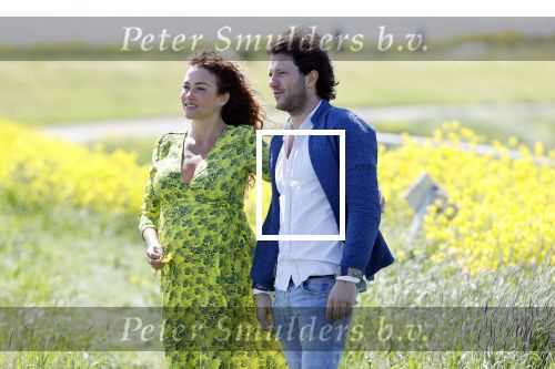 Uitdam 4 mei 2020
Katja Schuurman ( zwanger) en haar man op de dijk bij Uitdam.