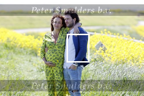 Uitdam 4 mei 2020
Katja Schuurman ( zwanger) en haar man op de dijk bij Uitdam.