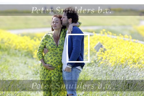 Uitdam 4 mei 2020
Katja Schuurman ( zwanger) en haar man op de dijk bij Uitdam.