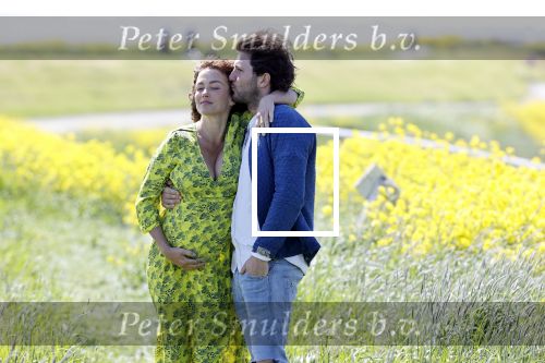 Uitdam 4 mei 2020
Katja Schuurman ( zwanger) en haar man op de dijk bij Uitdam.