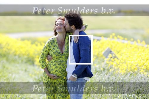Uitdam 4 mei 2020
Katja Schuurman ( zwanger) en haar man op de dijk bij Uitdam.