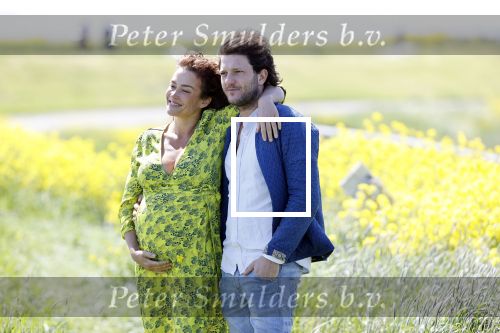 Uitdam 4 mei 2020
Katja Schuurman ( zwanger) en haar man op de dijk bij Uitdam.