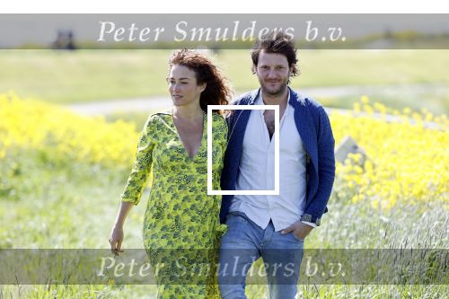 Uitdam 4 mei 2020
Katja Schuurman ( zwanger) en haar man op de dijk bij Uitdam.