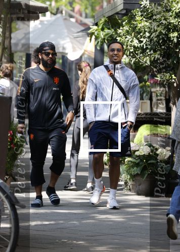 Amsterdam 7 mei 2020
Kenny tete met een kennis in Amsterdam zuid