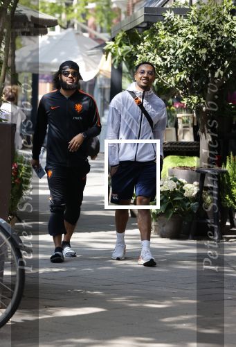 Amsterdam 7 mei 2020
Kenny tete met een kennis in Amsterdam zuid