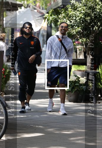 Amsterdam 7 mei 2020
Kenny tete met een kennis in Amsterdam zuid