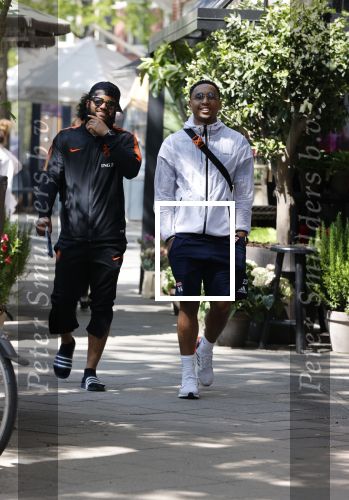 Amsterdam 7 mei 2020
Kenny tete met een kennis in Amsterdam zuid