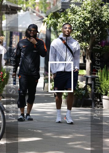 Amsterdam 7 mei 2020
Kenny tete met een kennis in Amsterdam zuid