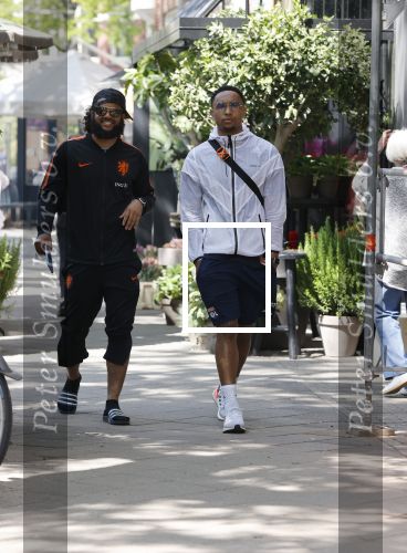 Amsterdam 7 mei 2020
Kenny tete met een kennis in Amsterdam zuid