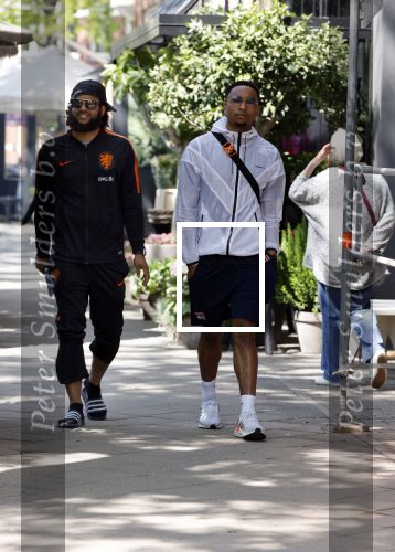 Amsterdam 7 mei 2020
Kenny tete met een kennis in Amsterdam zuid