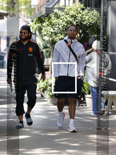 Amsterdam 7 mei 2020
Kenny tete met een kennis in Amsterdam zuid
