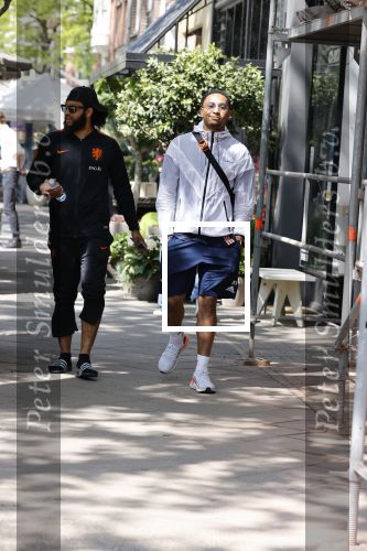 Amsterdam 7 mei 2020
Kenny tete met een kennis in Amsterdam zuid