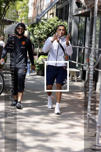Amsterdam 7 mei 2020
Kenny tete met een kennis in Amsterdam zuid