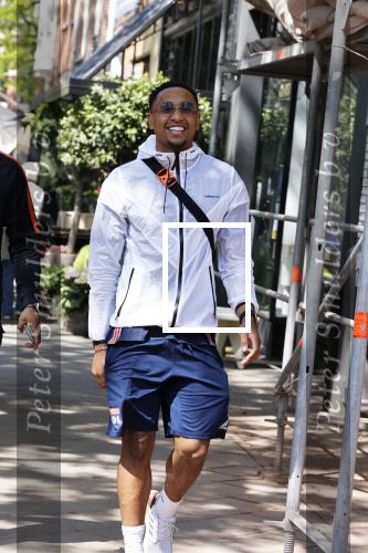 Amsterdam 7 mei 2020
Kenny tete met een kennis in Amsterdam zuid