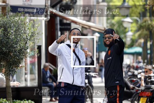 Amsterdam 7 mei 2020
Kenny tete met een kennis in Amsterdam zuid