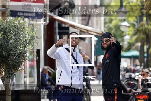 Amsterdam 7 mei 2020
Kenny tete met een kennis in Amsterdam zuid
