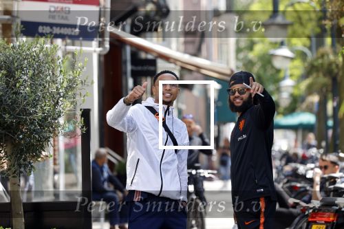 Amsterdam 7 mei 2020
Kenny tete met een kennis in Amsterdam zuid