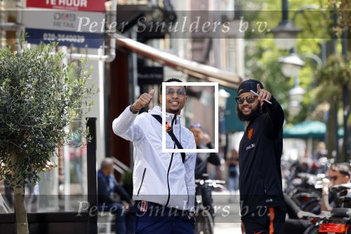Amsterdam 7 mei 2020
Kenny tete met een kennis in Amsterdam zuid