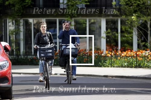 Amsterdam 4 mei 2020
Kim v Kooten en Jacob Derwig op ded fiets in Amsterdam zuid.