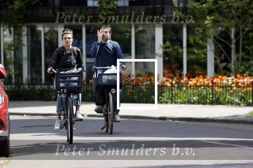 Amsterdam 4 mei 2020
Kim v Kooten en Jacob Derwig op ded fiets in Amsterdam zuid.