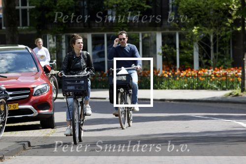 Amsterdam 4 mei 2020
Kim v Kooten en Jacob Derwig op ded fiets in Amsterdam zuid.
