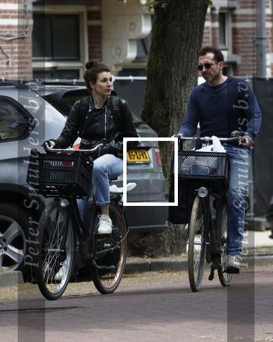 Amsterdam 4 mei 2020
Kim v Kooten en Jacob Derwig op ded fiets in Amsterdam zuid.