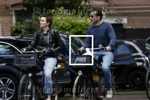 Amsterdam 4 mei 2020
Kim v Kooten en Jacob Derwig op ded fiets in Amsterdam zuid.