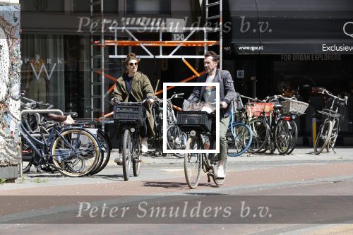 Amsterdam 23 mei 2020
Kim v Kooten en haar man Jacob Derwig op de fiets in Amsterdam zuid.