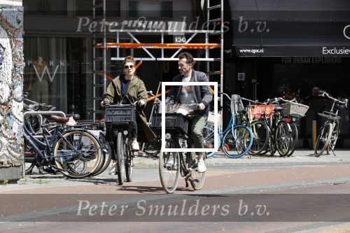 Amsterdam 23 mei 2020
Kim v Kooten en haar man Jacob Derwig op de fiets in Amsterdam zuid.